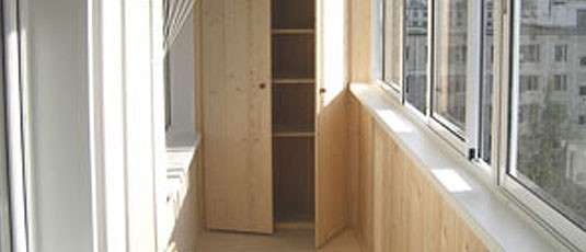 Деревянные шкафы на балкон или лоджию